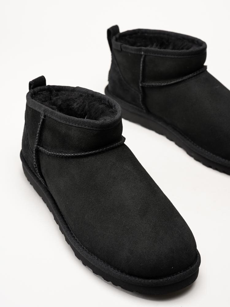 UGG - M Classic Ultra Mini - Svarta låga vinterboots i mocka