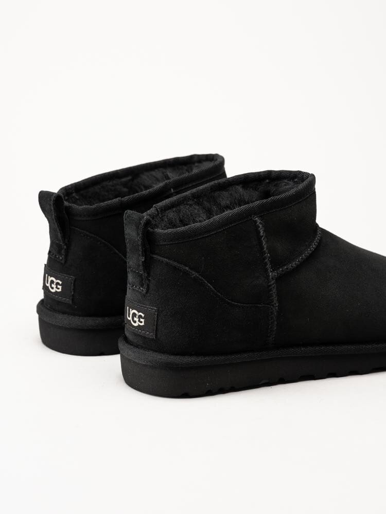 UGG - M Classic Ultra Mini - Svarta låga vinterboots i mocka