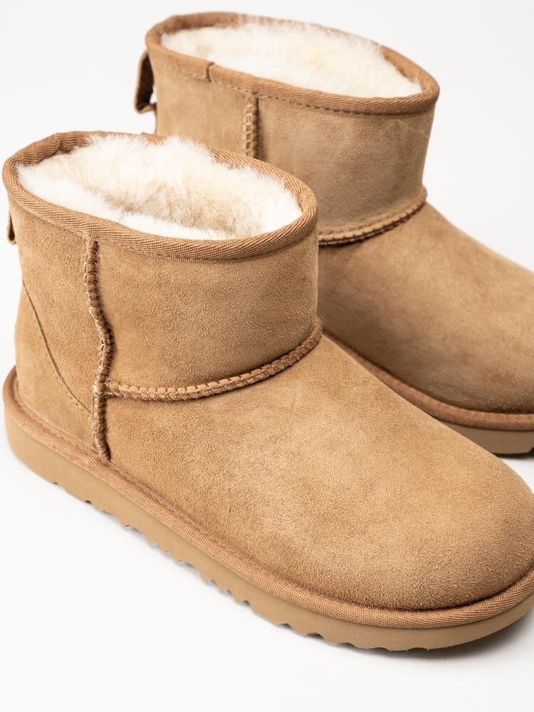 UGG - K Classic Mini II - Ljusbruna låga ullfodrade vinterboots