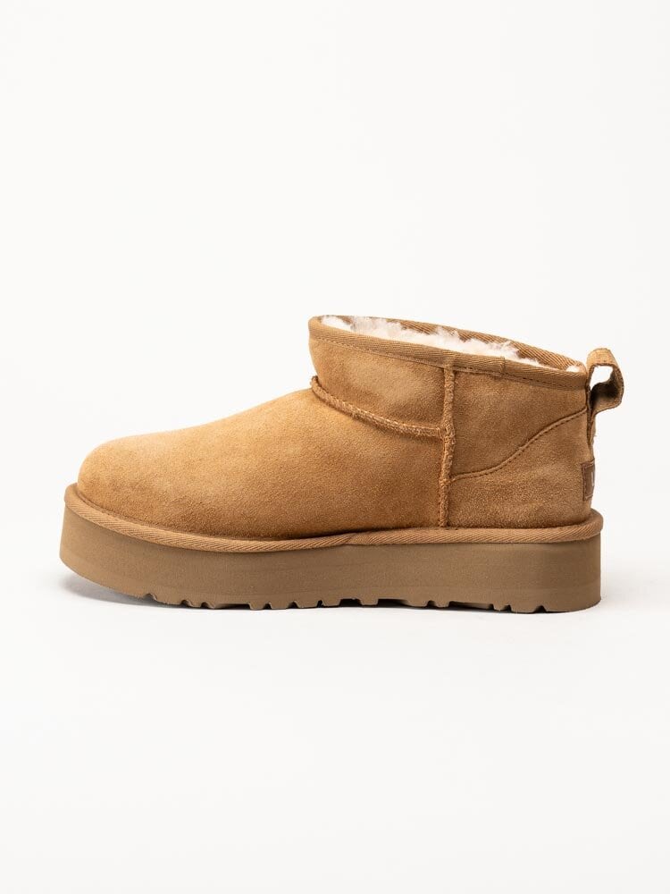 UGG - K Classic Ultra Mini Platform - Ljusbruna låga fodrade platåboots i mocka