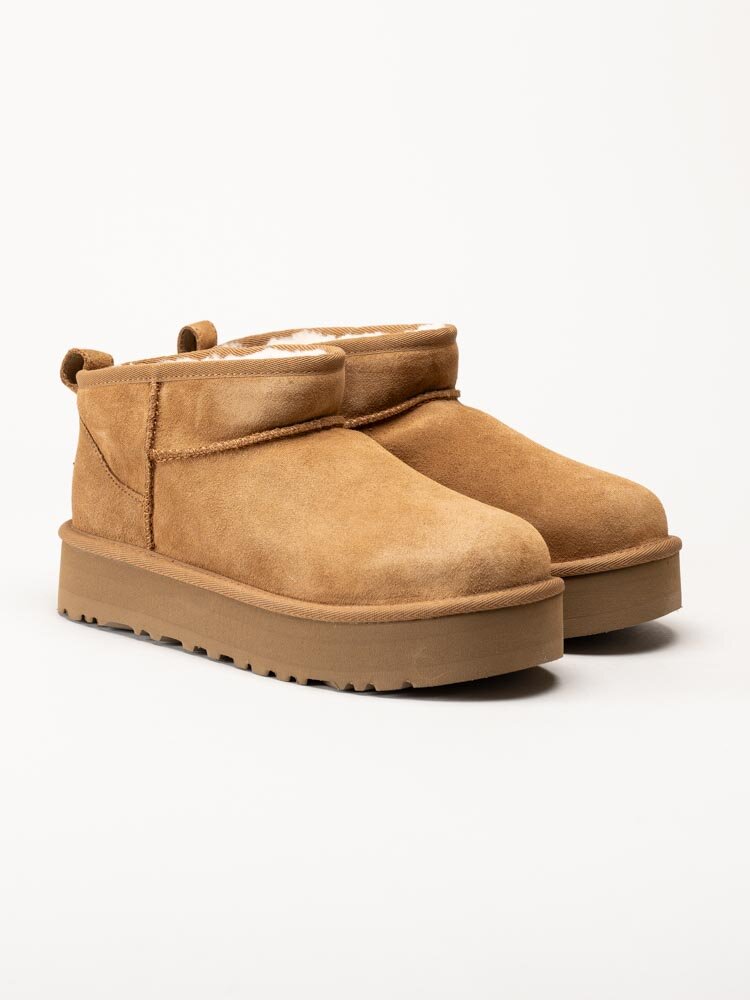 UGG - K Classic Ultra Mini Platform - Ljusbruna låga fodrade platåboots i mocka