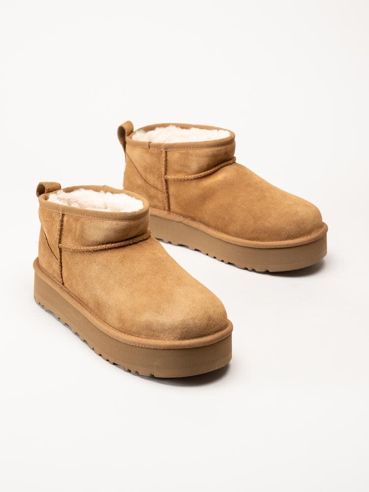 UGG - K Classic Ultra Mini Platform - Ljusbruna låga fodrade platåboots i mocka