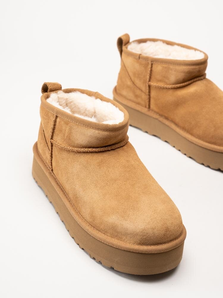 UGG - K Classic Ultra Mini Platform - Ljusbruna låga fodrade platåboots i mocka