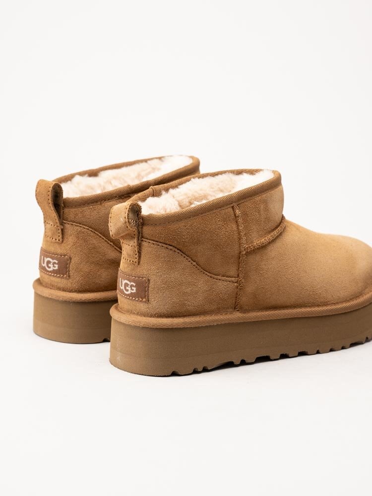 UGG - K Classic Ultra Mini Platform - Ljusbruna låga fodrade platåboots i mocka