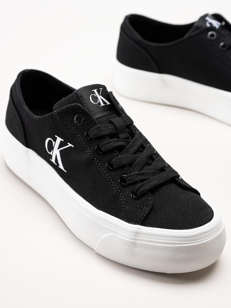 Calvin Klein - Vulc Platform Low CV Mg - Svarta platåsneakers i textil