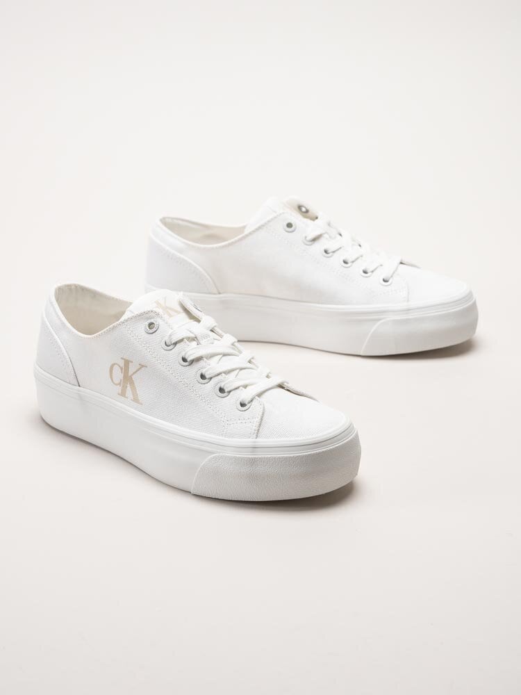 Calvin Klein - Vulc Platform Low CV Mg - Vita platåsneakers i textil