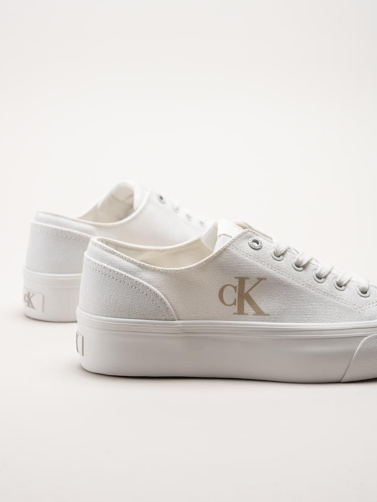 Calvin Klein - Vulc Platform Low CV Mg - Vita platåsneakers i textil