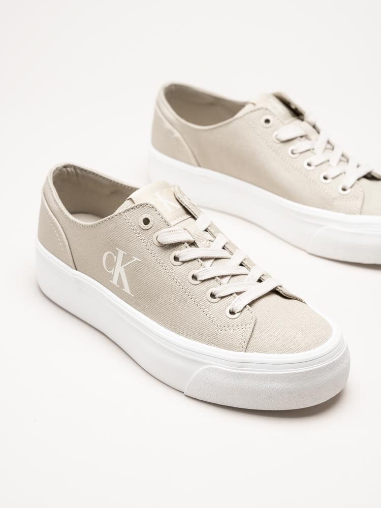 Calvin Klein - Vulc Platform Low CV Mg - Beige platåsneakers i textil