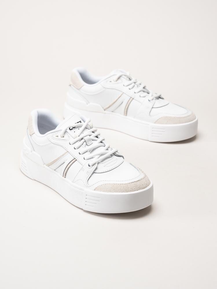 Lacoste - L002 EVO - Vita sneakers i skinn och mocka