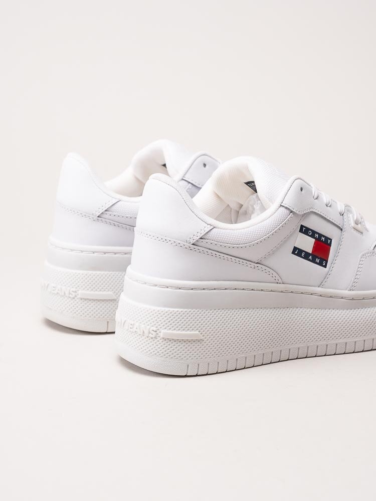 Tommy Hilfiger - TJW Retro Basket Platform Ess - Vita platåsneakers i skinn