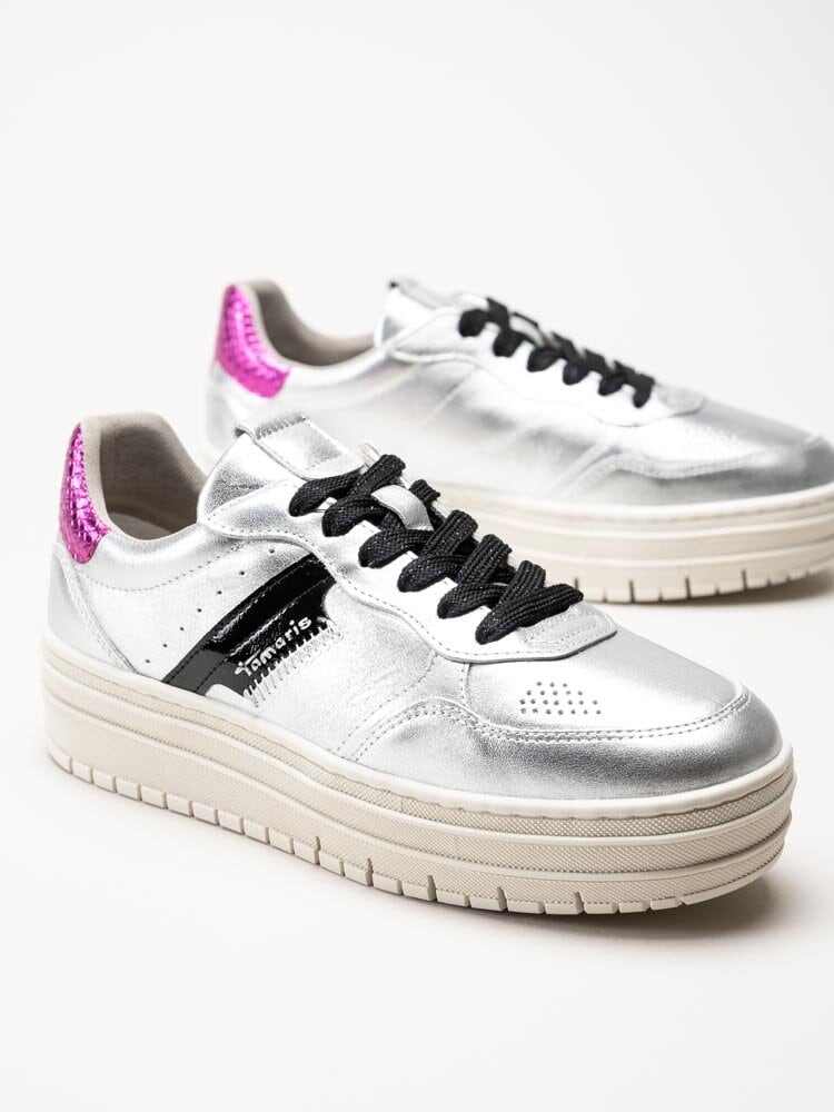 Tamaris - Silverfärgade platåsneakers i skinn