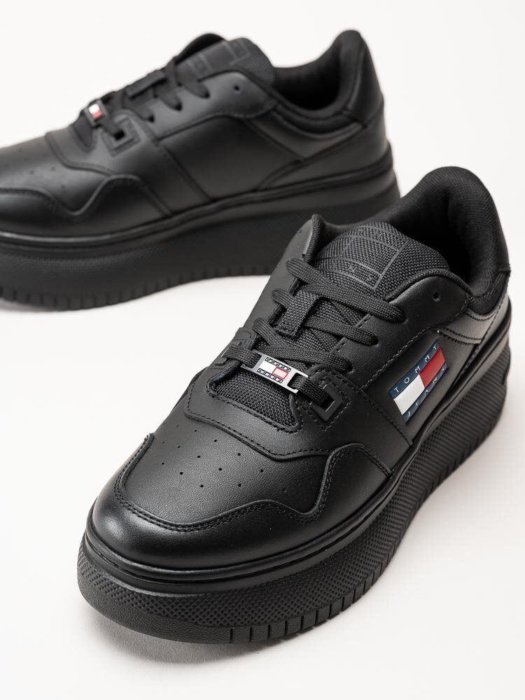 Tommy Hilfiger - TJW Retro Basket Platform Ess - Svarta platåsneakers i skinn