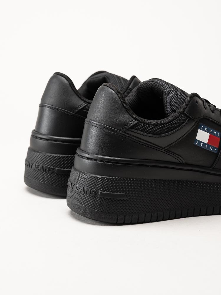 Tommy Hilfiger - TJW Retro Basket Platform Ess - Svarta platåsneakers i skinn