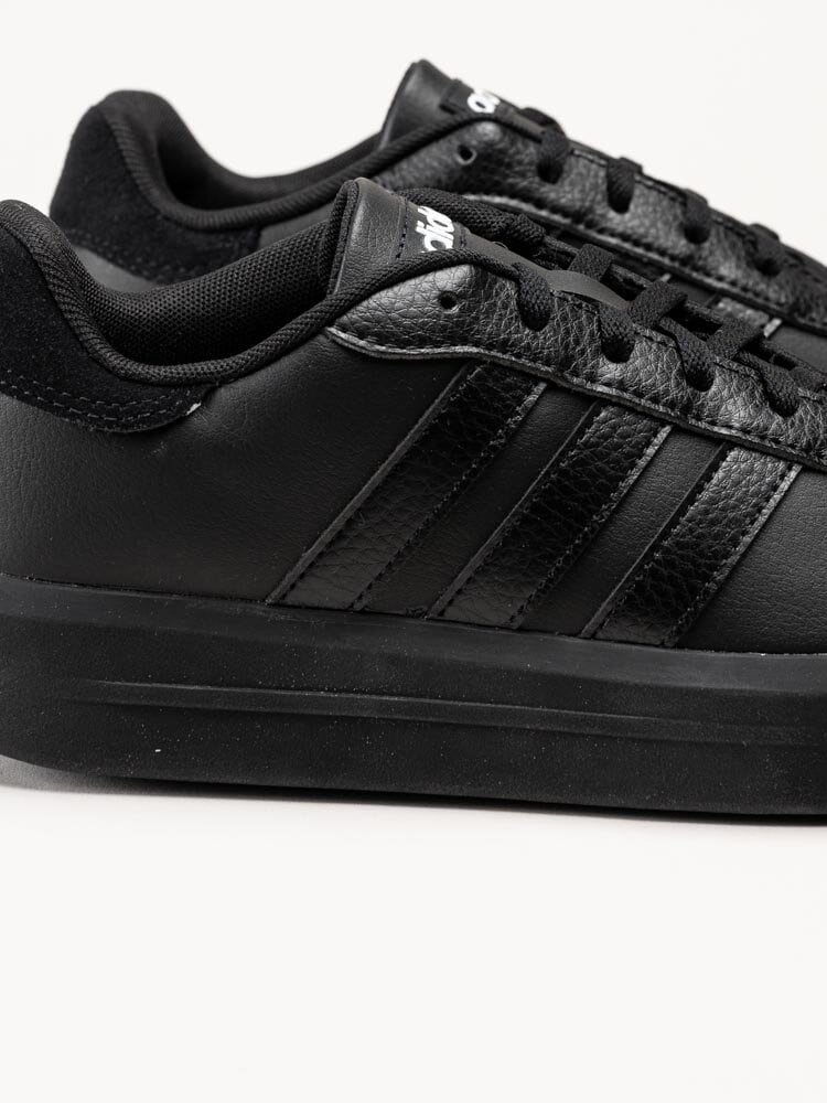 Adidas - Court Platform - Svarta sneakers i skinnimitation