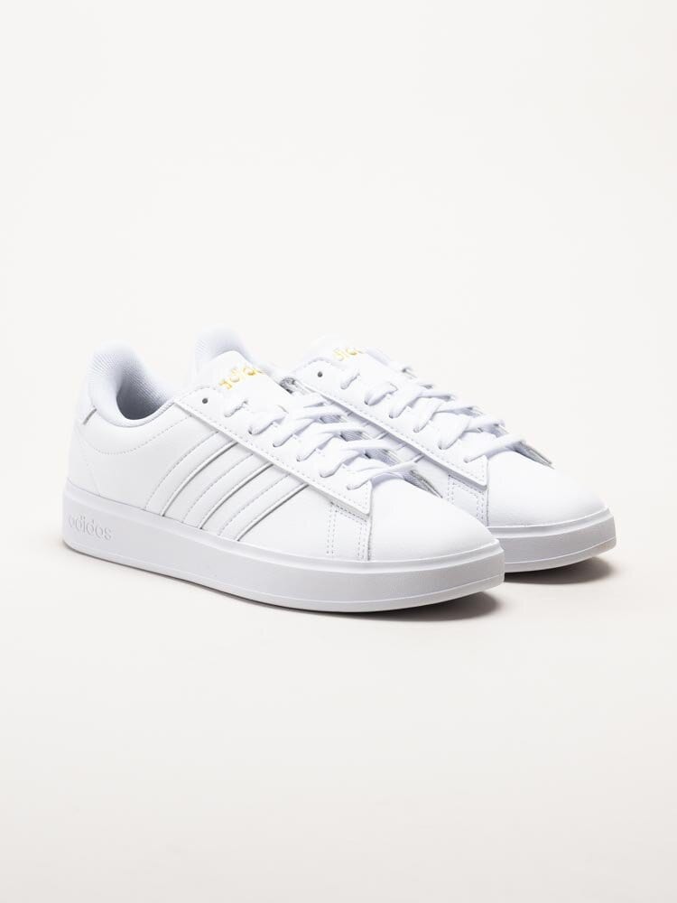 Adidas - Grand Court 2.0 - Vita tennissneakers i skinnimitation