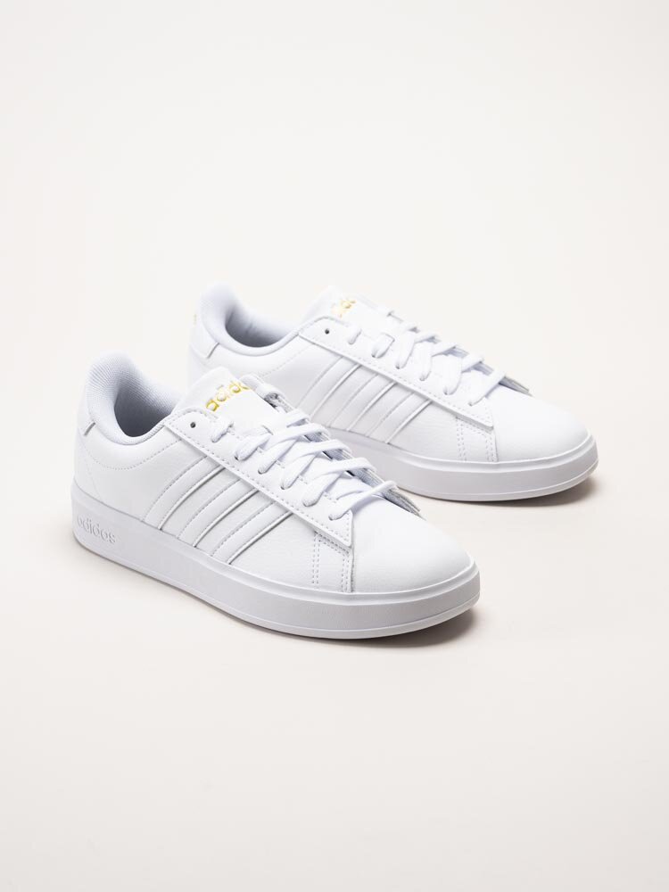 Adidas - Grand Court 2.0 - Vita tennissneakers i skinnimitation