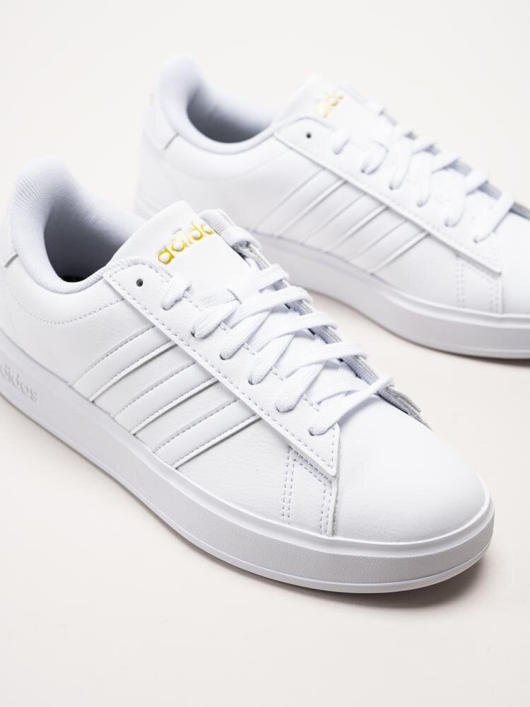 Adidas - Grand Court 2.0 - Vita tennissneakers i skinnimitation