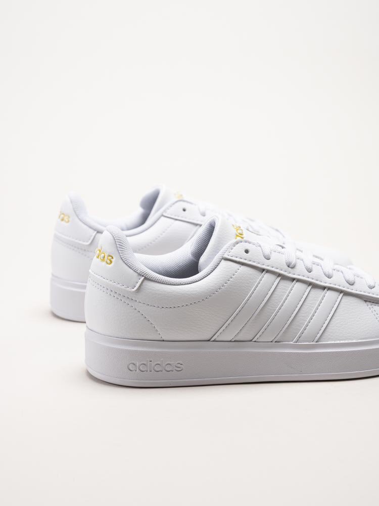 Adidas - Grand Court 2.0 - Vita tennissneakers i skinnimitation