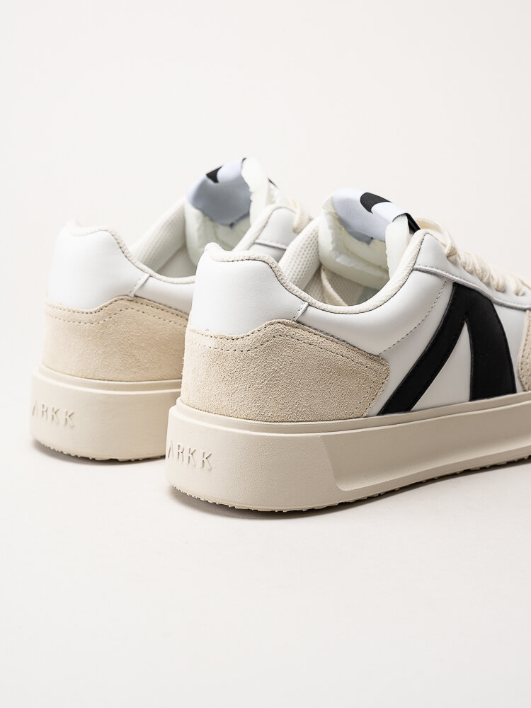 ARKK Copenhagen - Uncover - Vita skinnsneakers med mockadetaljer