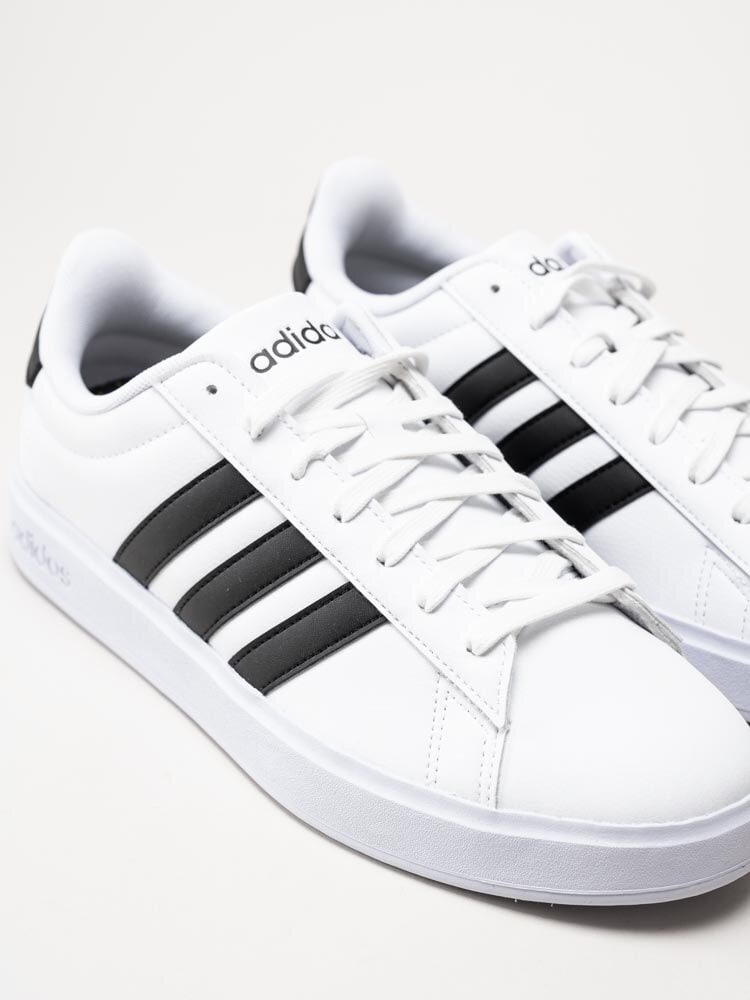 Adidas - Grand Court 2.0 - Vita sneakers i skinnimitation