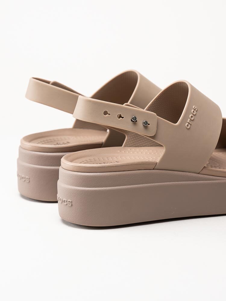 Crocs - Brooklyn Low Wedge - Beige platåsandaler