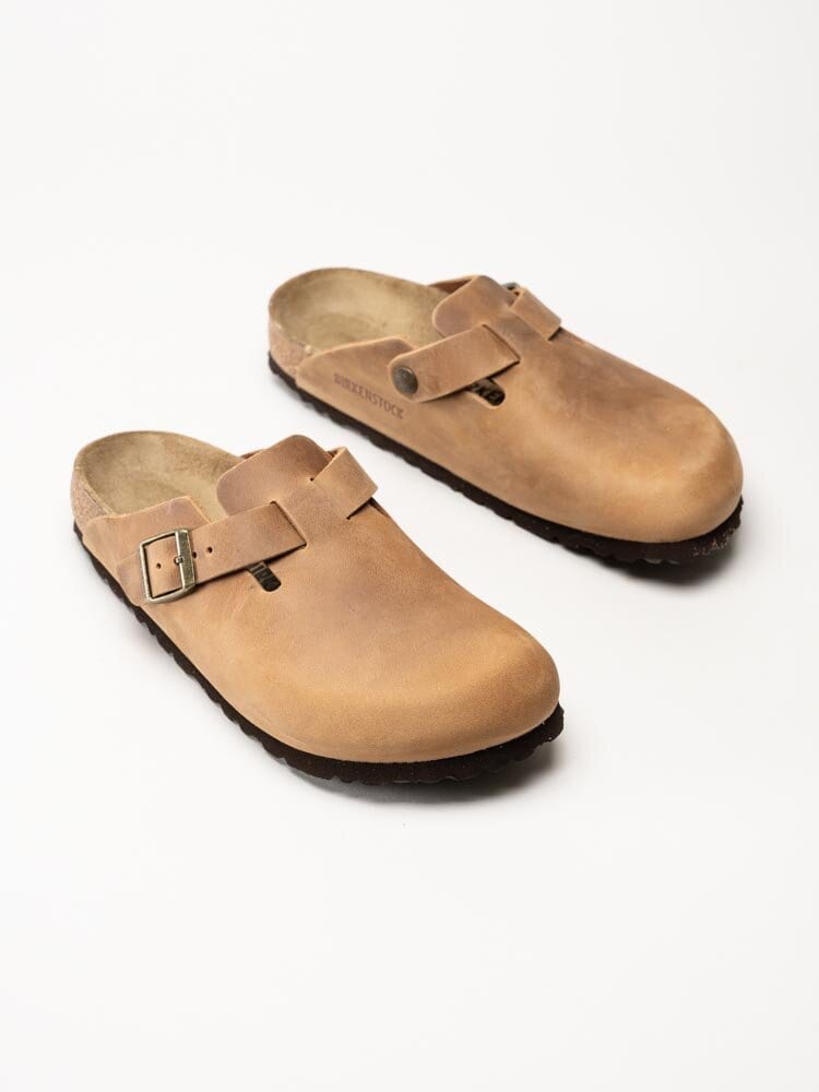 Birkenstock - Boston Narrow - Ljusbruna slip-in sandaler i oljat skinn