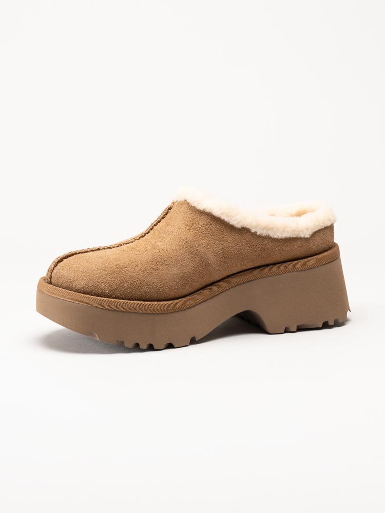 UGG - W New Hights Cozy Clog - Ljusbruna slip in platåtofflor