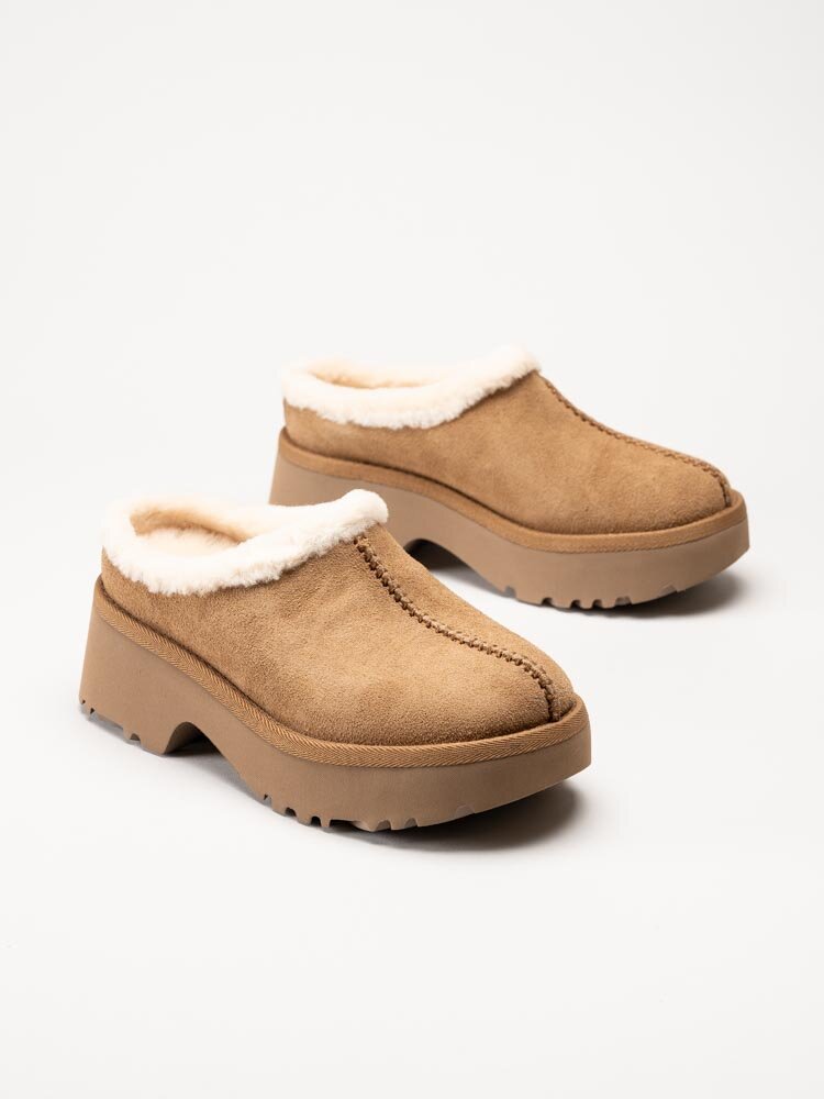 UGG - W New Hights Cozy Clog - Ljusbruna slip in platåtofflor