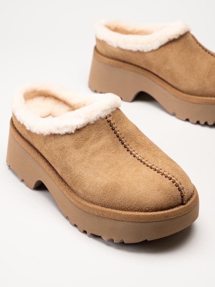 UGG - W New Hights Cozy Clog - Ljusbruna slip in platåtofflor