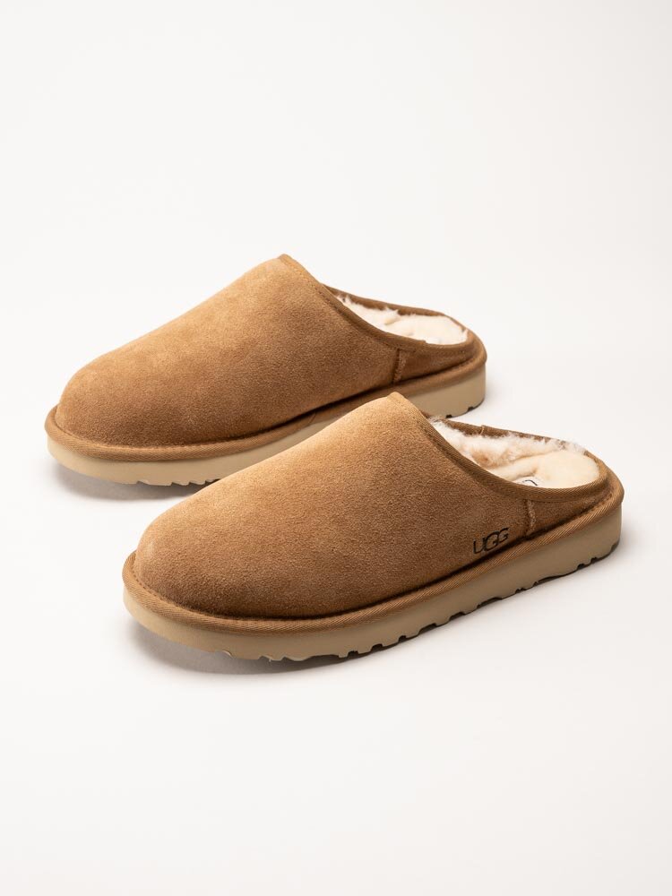 UGG - M Classic Slip-On - Ljusbruna fårskinnstofflor