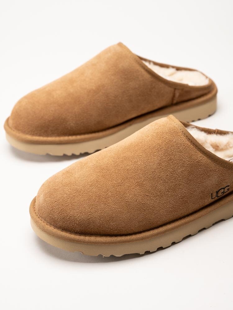 UGG - M Classic Slip-On - Ljusbruna fårskinnstofflor