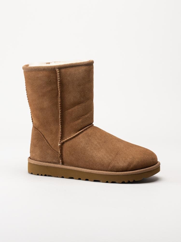 UGG - W Classic Short - Ljusbruna fårskinnsfodrade vinterstövlar