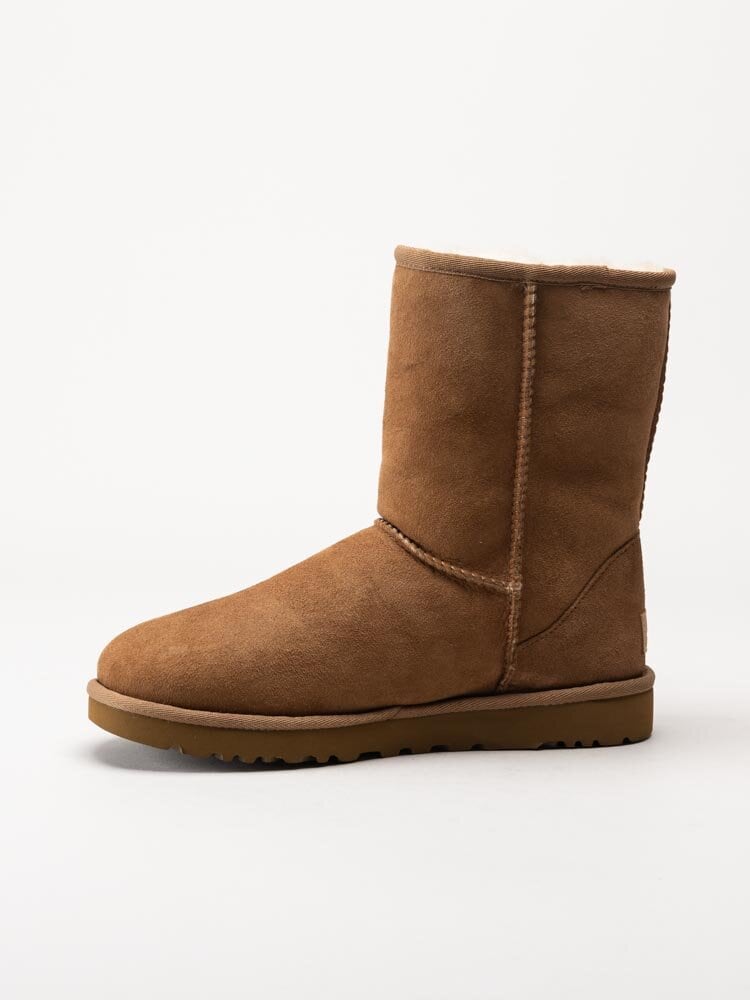 UGG - W Classic Short - Ljusbruna fårskinnsfodrade vinterstövlar