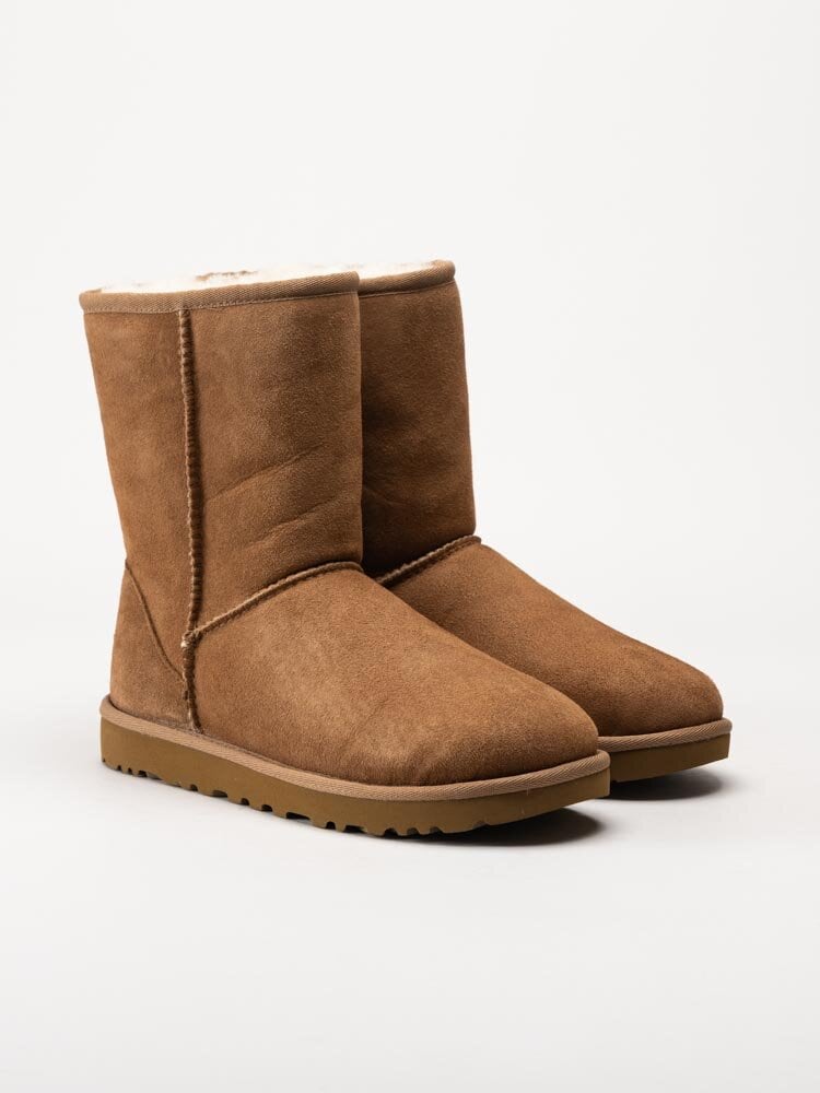 UGG - W Classic Short - Ljusbruna fårskinnsfodrade vinterstövlar