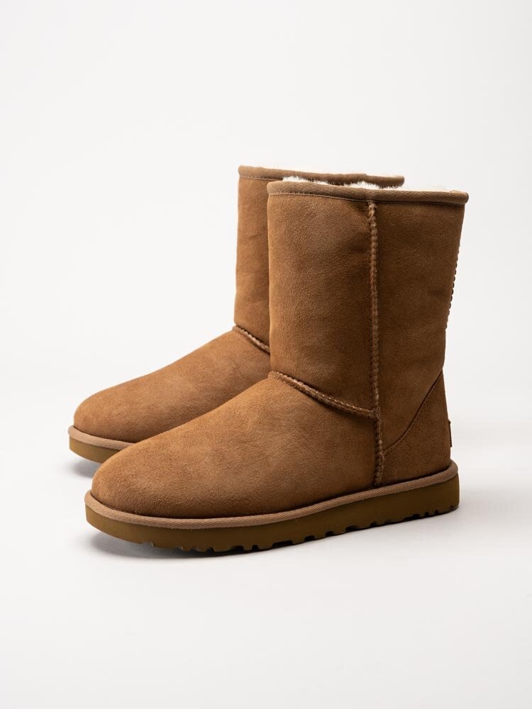 UGG - W Classic Short - Ljusbruna fårskinnsfodrade vinterstövlar