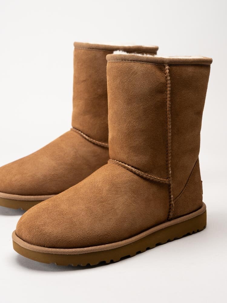 UGG - W Classic Short - Ljusbruna fårskinnsfodrade vinterstövlar