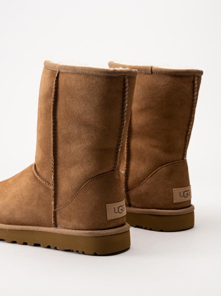 UGG - W Classic Short - Ljusbruna fårskinnsfodrade vinterstövlar