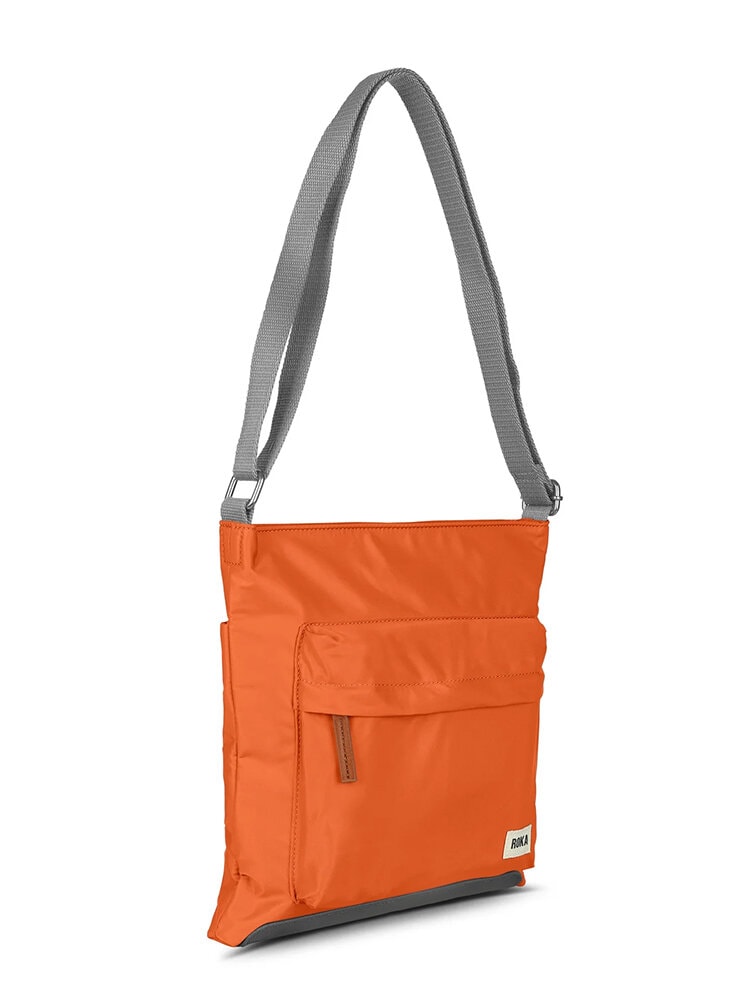 ROKA - Kennington B Recycled Nylon - Orange axelremsväska i nylon