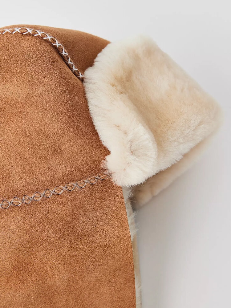 UGG - W Stitched Sheepskin Trapper - Brun klassisk öronlappsmössa i fårskinn