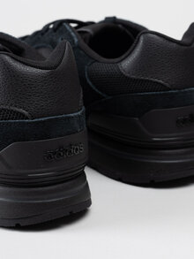 58213001-Adidas-Run-80s-GV7304-CBLACK-CBLACK-CARBON-Svarta-sneakers-i-mocka-7